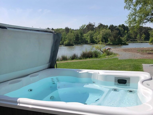 PRIVATE LAKESIDE HOT TUB